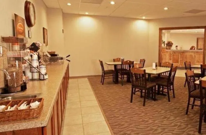 Paola Inn And Suites